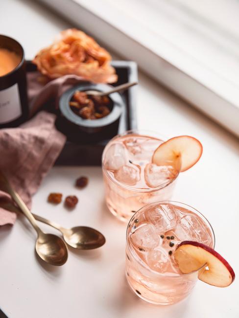 cocktail glazen met vers fruit
