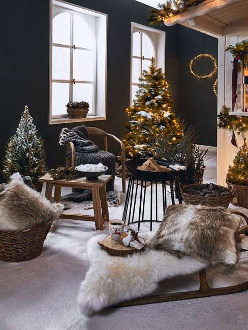 oudjaar6 huisje huren met vrienden voor oud en nieuw met decoratieve slee en kerstboom