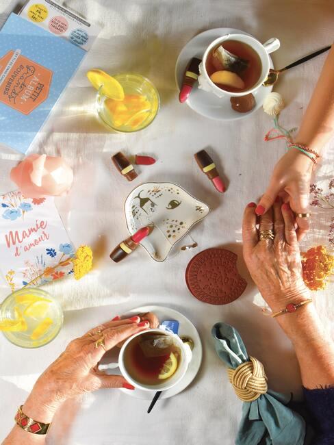 De vrouwen lakken hun nagels op tafel