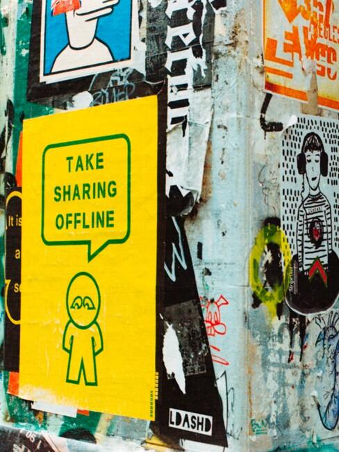 digitale detox1 Poster op een buitenmuur met de tekst: 'take sharing offline'