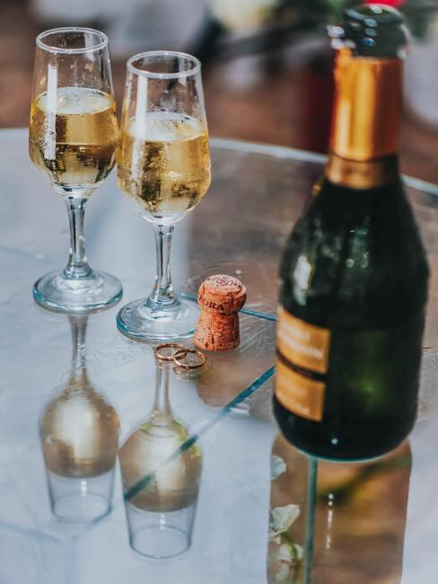 Champagne in glazen op de tafel