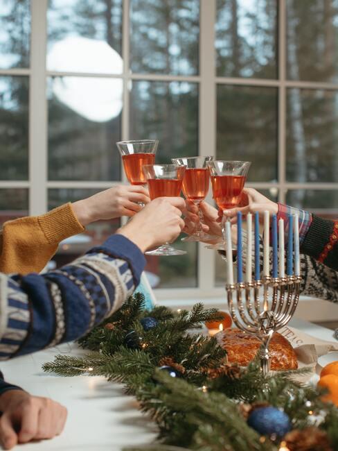 eten met vrienden toast op de vergadering