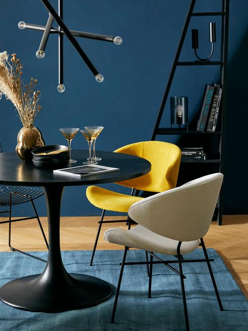 Zacht vloerkleed in blauw en meubels in geel en zwart