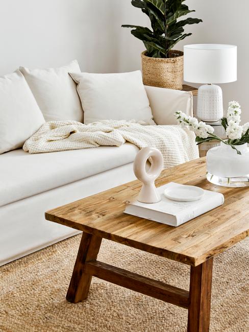 concentratieproblemen: comfortabele zitbank en houten salontafel