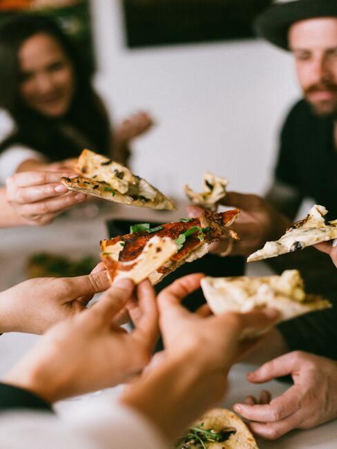 pizza delen met vrienden