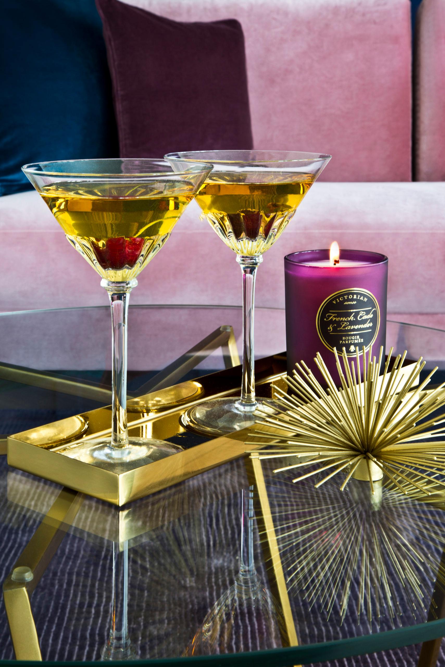 Horoscoop Leeuw: kaars met dienblad en 2 glazen