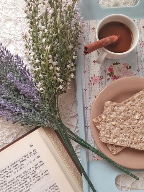 Lavendelstokken naast een boek en een kop koffie