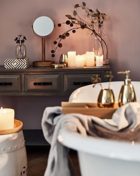 badkamer met spiegel op dressoir