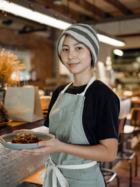 support your locals_1 vrouw met een bord met eten