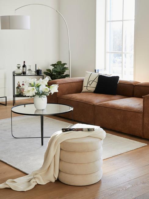 Bruine Lennon sofa met witte alto poef
