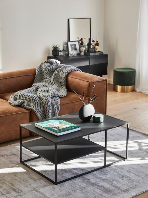 Bruine Lennon sofa met grijs chunky knit plaid