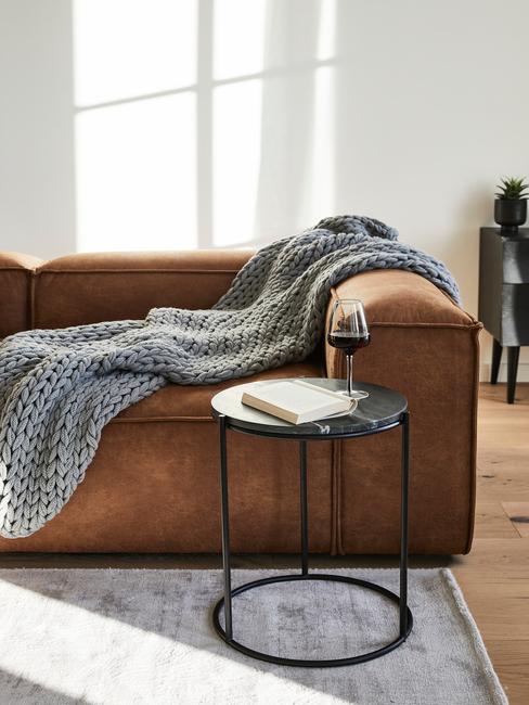 Bruine Lennon sofa met grijs chunky knit kleed