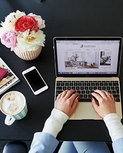 Werken op een laptop met een bos bloemen ernaast