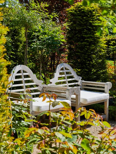 Zitbank in de tuin