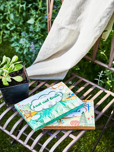 Rotan stoel in de tuin met plaid