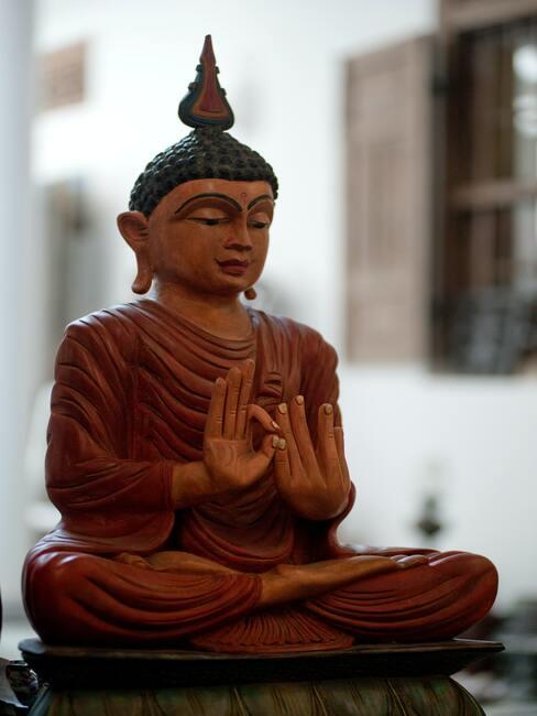 Buddha beeld in meditatie positie