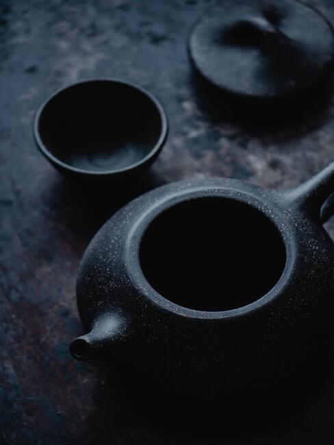 Zwarte theepot met mok