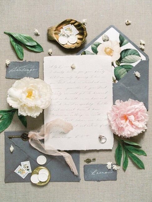 Brief op tafel met bloemen en grijze kaartjes