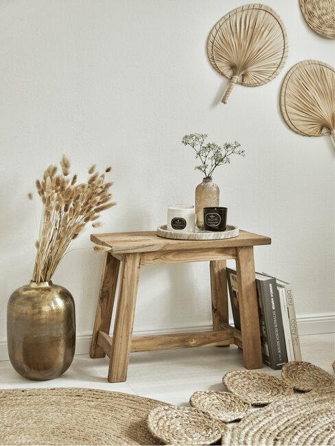 gouden vaas en houten bijzettafel
