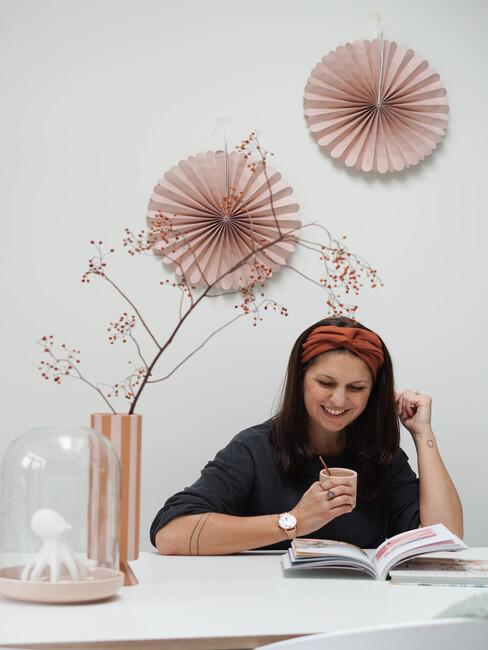 Missjettle Mariet van Missjettle aan haar eettafel