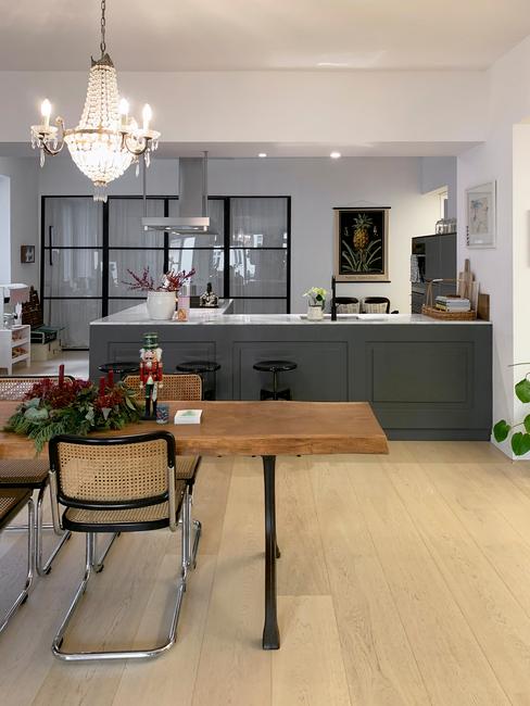 Horoscoop Leeuw Open keuken met kroonluchter