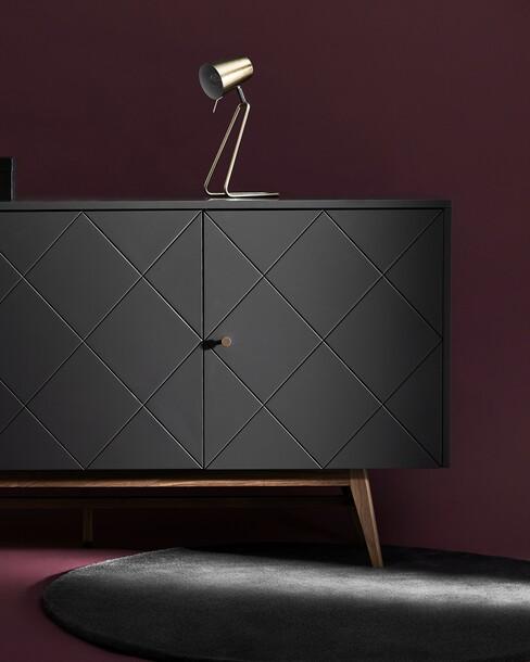 dressoir voor een bordeaux rode muur