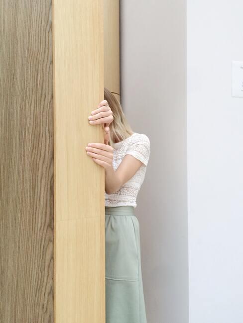imposter syndroom1 Vrouw verschuilt zich achter een muur