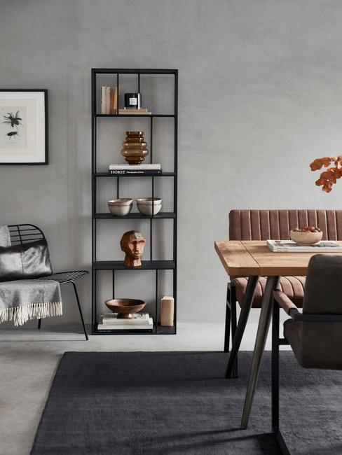woondecoratie trends 2021: metalen boekenkast in zwart met decoratieve objecten