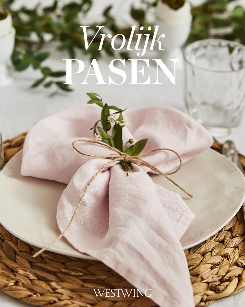 roze servet op een wit bord