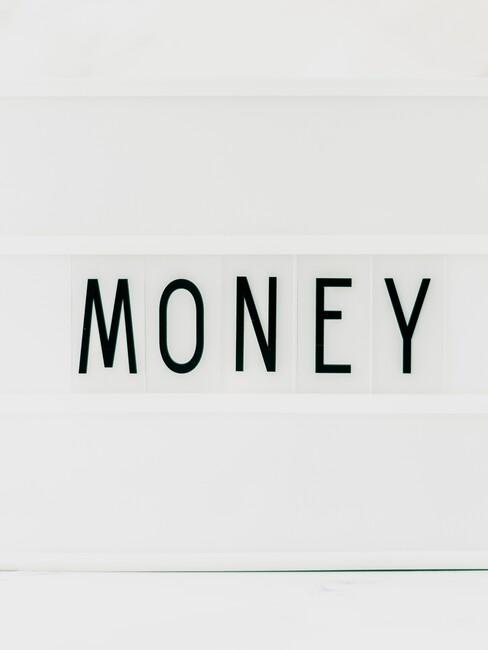 onderhandelen salaris Letterbord met daarop de tekst Money