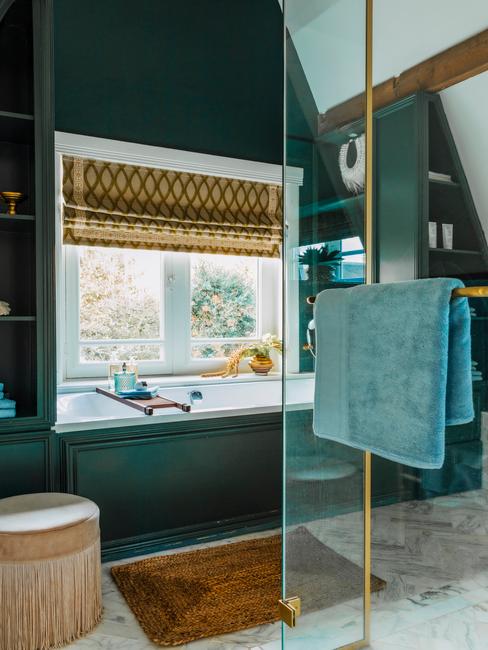 Badkamer met turquoise wand en bijpassende badkamer accessoires