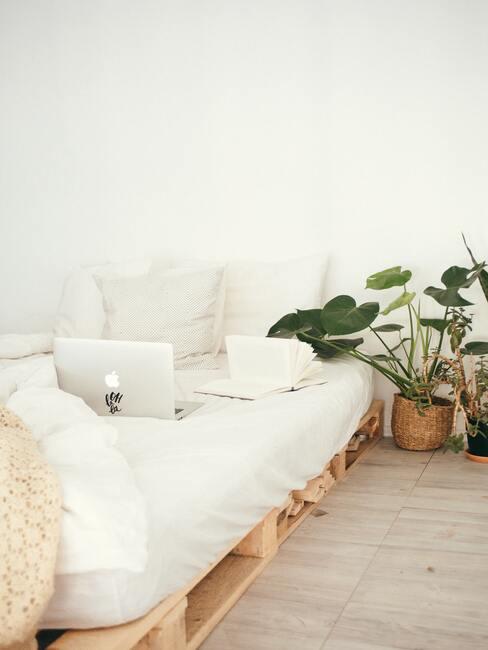 zelf bed maken met witte bedlinnen