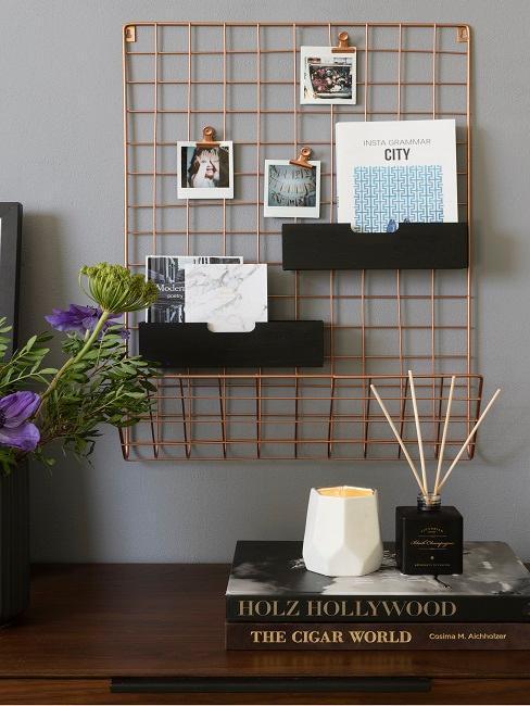 Clipboard in goud met decoratieve objecten op bureau