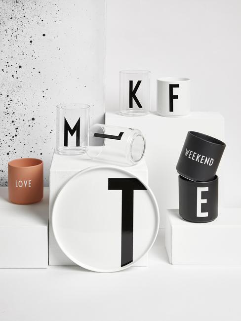 Decoratieve transparante bekers met letters