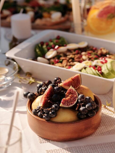 fruit in een porseleinen kommetje en gegrilde groenten