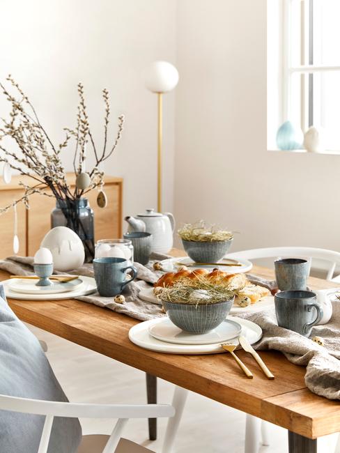 Houten tafel en fluwelen stoelen in moderne interieur