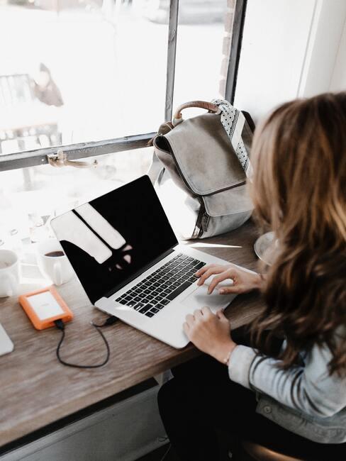 Freelance worden 6 Dame die achter de laptop werkt vanaf bartafel