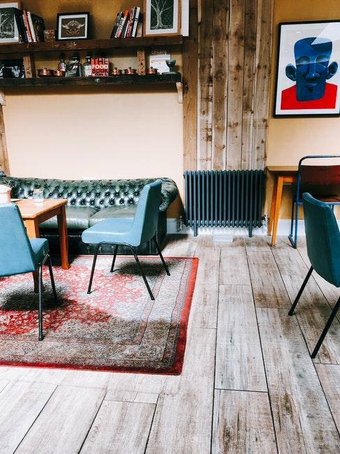 Woonkamer met blauw geverfde radiator