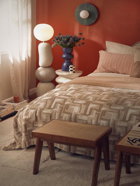 bed in slaapkamer zonder hoofdbord