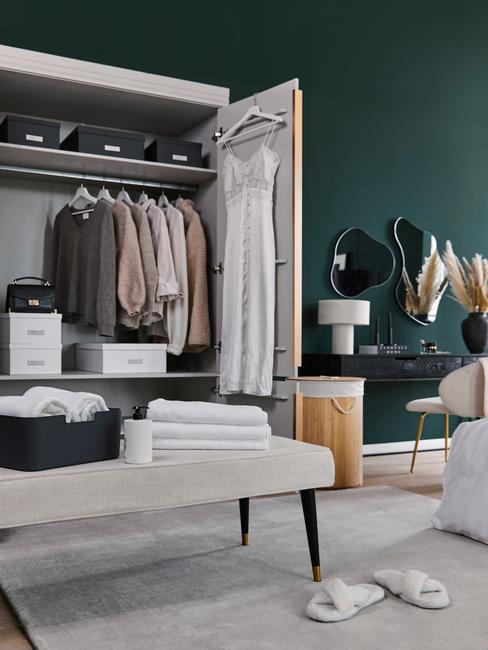 Witte kledingkast in groene slaapkamer