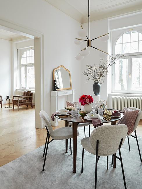 Eetkamer met licht houten vloer