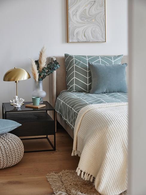 muurstickers_slaapkamer_9 blauw dekbed met houten fotolijs