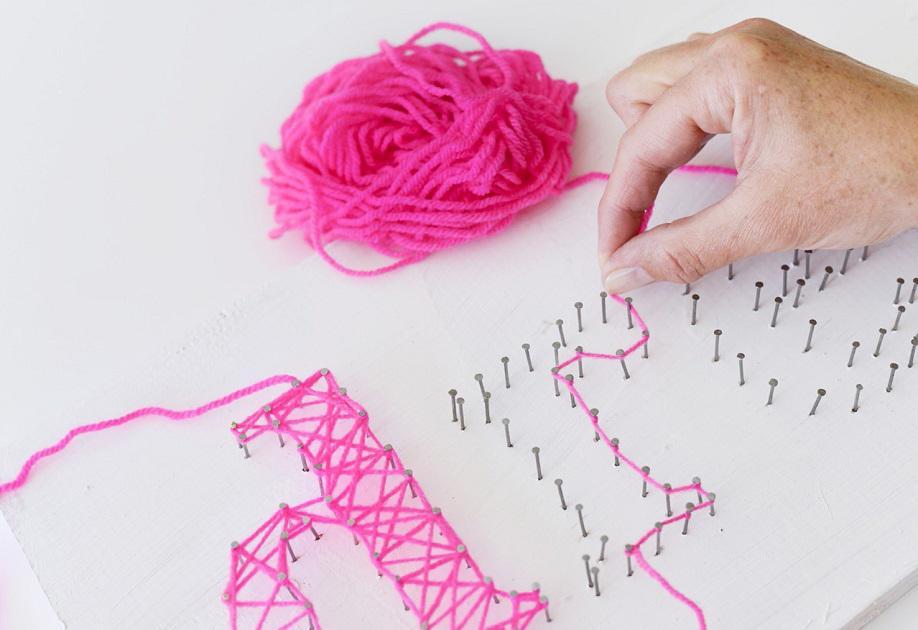 String art : DIY huisdecoraties met roze garen