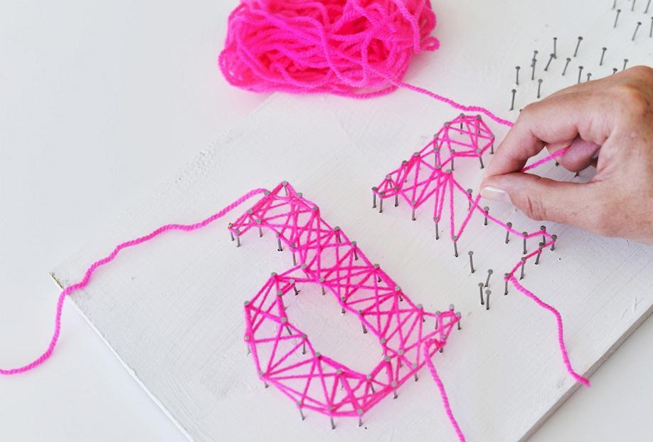 DIY string art letters vormen met roze garen