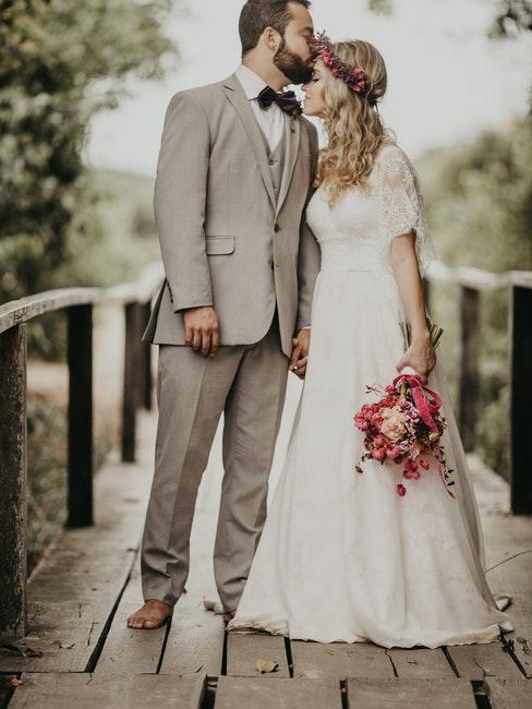 bruiloftsfoto met roze boeket bloemen