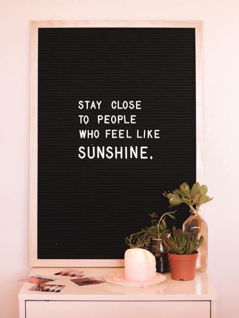 zwart pegboard met witte letters