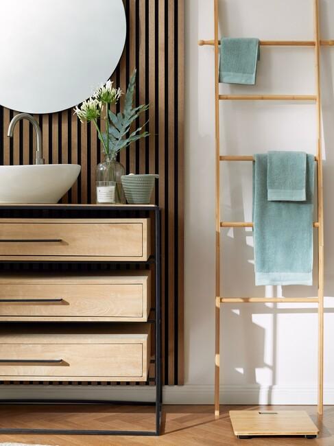 houten latjes op muur in badkamer