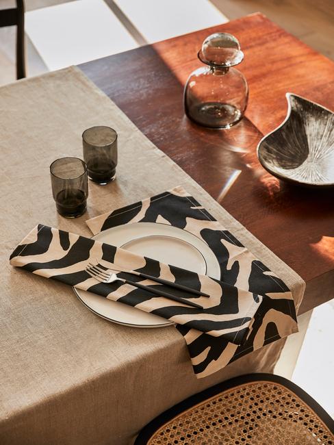 Modern gedekte paastafel met zwart wit textiel
