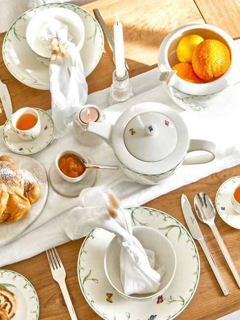 paashapjes op een houten tafel met wit servies