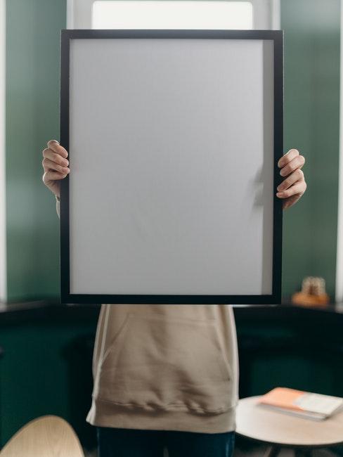 een frame met zwarte lijst